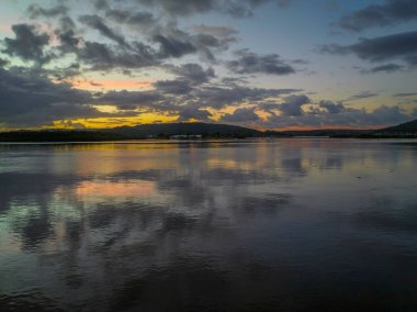Körfezin üzerinde hava güneşinin doğuşu, yağmur bulutları Orta Sahildeki Woy Woy 'da, NSW, Avustralya.