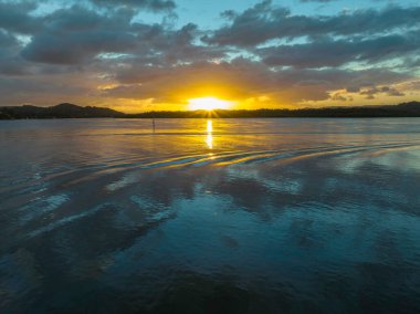 Körfezin üzerinde hava güneşinin doğuşu, yağmur bulutları Orta Sahildeki Woy Woy 'da, NSW, Avustralya.