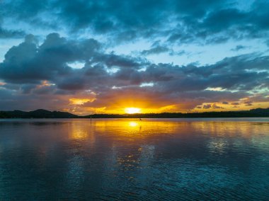 Körfezin üzerinde hava güneşinin doğuşu, yağmur bulutları Orta Sahildeki Woy Woy 'da, NSW, Avustralya.