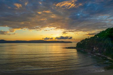 Umina Point 'teki Umina Sahili' nden NSW, Avustralya 'ya kadar bulutlarla birlikte gün doğumu denizi..