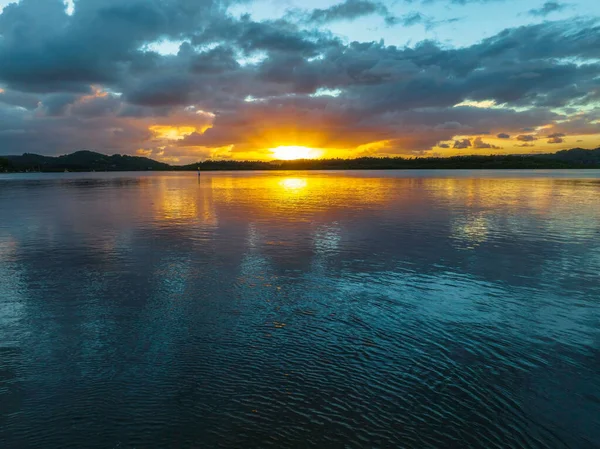 Flygsoluppgång Över Bukten Med Regnmoln Vid Woy Woy Central Coast — Stockfoto