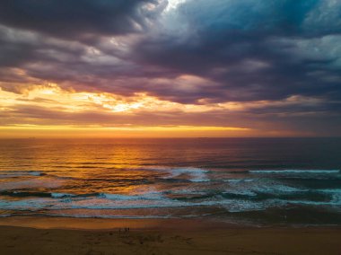 Avoca Lagoon 'un Avoca Sahili' nde NSW, Avustralya 'da pembe ve mavi bir hava gündoğumunun gölgeleri..