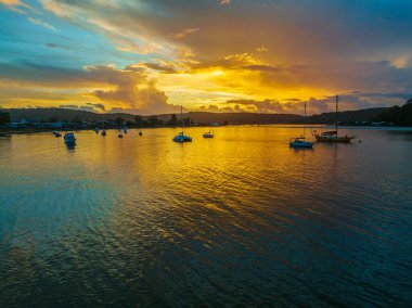 Merkezi Sahilde Ettalong Sahili 'nde, NSW, Avustralya' da güzel bir gündoğumu gökyüzü..