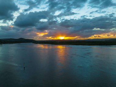 Körfezin üzerinde hava güneşinin doğuşu, yağmur bulutları Orta Sahildeki Woy Woy 'da, NSW, Avustralya.