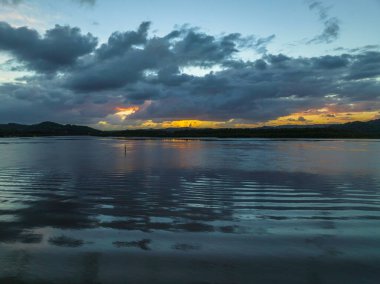 Körfezin üzerinde hava güneşinin doğuşu, yağmur bulutları Orta Sahildeki Woy Woy 'da, NSW, Avustralya.