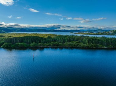 Yağmur yağmadan önce körfezin üzerinden havadan uçarak geçeriz. Merkez Sahili, NSW, Avustralya 'daki Woy Woy' a ulaşır..