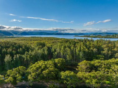 Yağmur yağmadan önce körfezin üzerinden havadan uçarak geçeriz. Merkez Sahili, NSW, Avustralya 'daki Woy Woy' a ulaşır..
