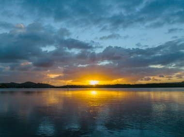 Körfezin üzerinde hava güneşinin doğuşu, yağmur bulutları Orta Sahildeki Woy Woy 'da, NSW, Avustralya.