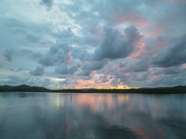 La Nina 'nın Orta Sahilde, NSW' de, Avustralya 'da, Woy Woy' a bolca yağmur ve bulut getirmeye devam ettiği havadan gün doğumu manzarası..