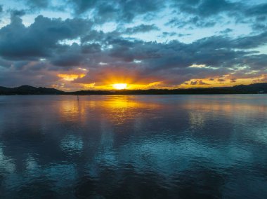 Körfezin üzerinde hava güneşinin doğuşu, yağmur bulutları Orta Sahildeki Woy Woy 'da, NSW, Avustralya.
