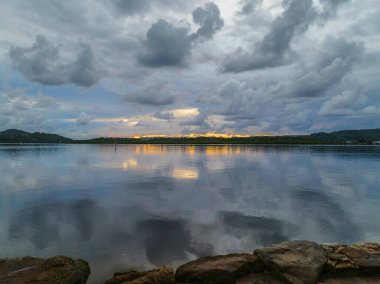 La Nina 'nın Orta Sahilde, NSW' de, Avustralya 'da, Woy Woy' a bolca yağmur ve bulut getirmeye devam ettiği havadan gün doğumu manzarası..