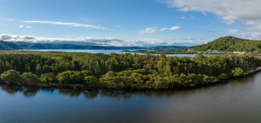 Yağmur yağmadan önce körfezin üzerinden havadan uçarak geçeriz. Merkez Sahili, NSW, Avustralya 'daki Woy Woy' a ulaşır..
