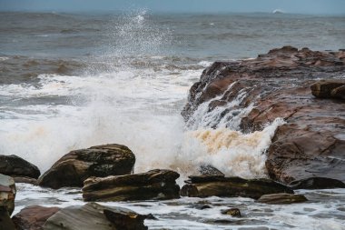 Büyük dalgalar Avoca Sahili 'ne, Orta Sahillere, NSW' ye, Avustralya 'ya sürükleniyor..