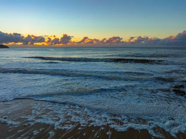 澳大利亚新南威尔士州中央海岸的Killcare海滩 阳光下的海景 有泡沫和云彩 — 图库照片
