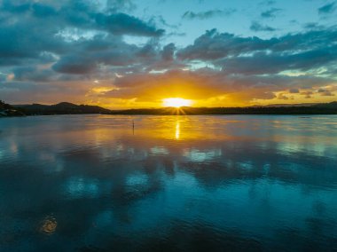 Körfezin üzerinde hava güneşinin doğuşu, yağmur bulutları Orta Sahildeki Woy Woy 'da, NSW, Avustralya.