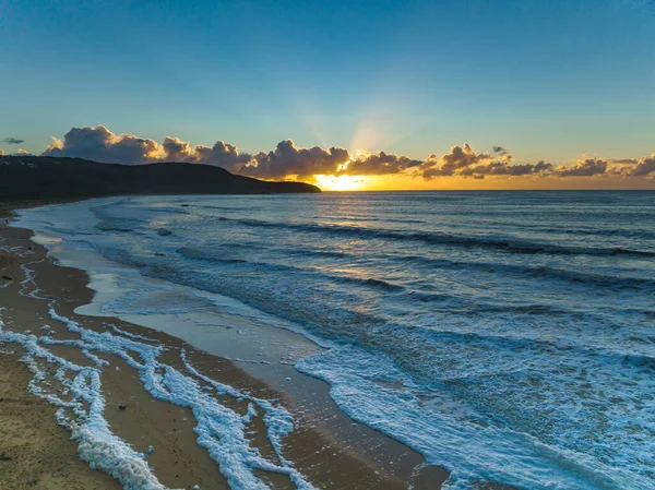 Sunrise Seascape Sea Foam Sun Rays Cloud Bank Killcare Beach — Fotografia de Stock