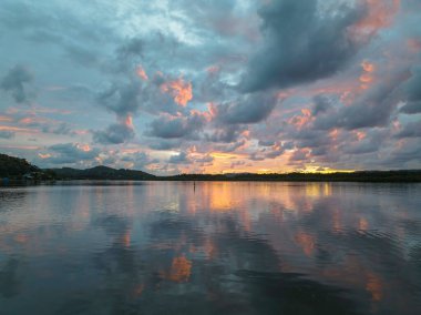 La Nina 'nın Orta Sahilde, NSW' de, Avustralya 'da, Woy Woy' a bolca yağmur ve bulut getirmeye devam ettiği havadan gün doğumu manzarası..