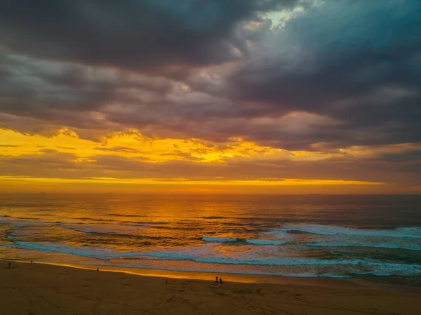 Avoca Lagoon 'un Avoca Sahili' nde NSW, Avustralya 'da pembe ve mavi bir hava gündoğumunun gölgeleri..