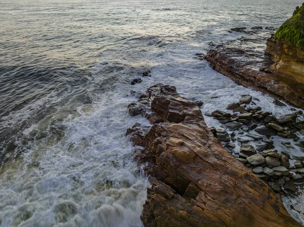 Мыс Санрайз Серферами Скалами Пляже Авока Центральном Побережье Штата Новый — стоковое фото
