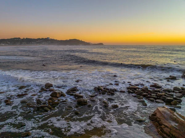 Zonsopgang Zeegezicht Met Surfers Rotsen Avoca Beach Aan Central Coast — Stockfoto
