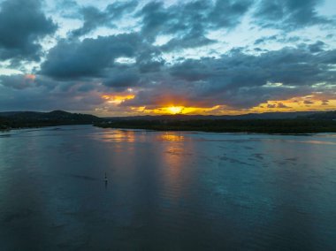 Körfezin üzerinde hava güneşinin doğuşu, yağmur bulutları Orta Sahildeki Woy Woy 'da, NSW, Avustralya.
