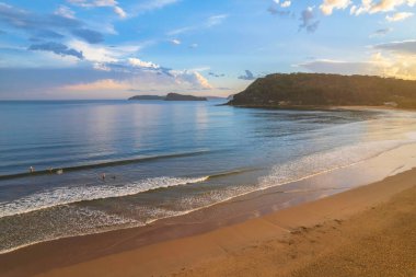 Central Coast, NSW, Avustralya 'daki Umina Sahili' nde yağmur bulutları ve atmosferli gün batımı.