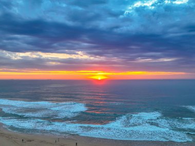 Avoca Lagoon 'un Avoca Sahili' nde NSW, Avustralya 'da pembe ve mavi bir hava gündoğumunun gölgeleri..