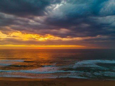 Avoca Lagoon 'un Avoca Sahili' nde NSW, Avustralya 'da pembe ve mavi bir hava gündoğumunun gölgeleri..
