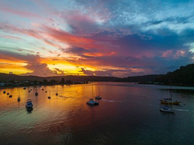 Merkezi Sahilde Ettalong Sahili 'nde, NSW, Avustralya' da güzel bir gündoğumu gökyüzü..