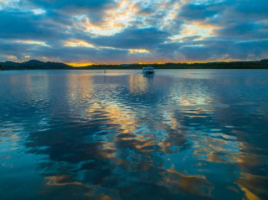 Körfezin üzerinde bulutlarla birlikte havadan gün doğumu Orta Sahildeki Woy Woy 'da, NSW, Avustralya.