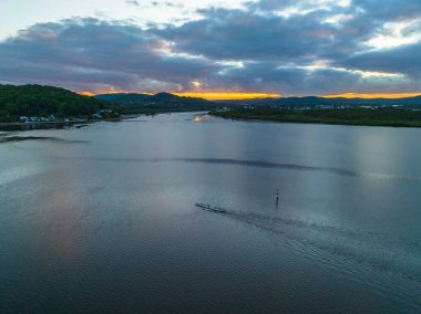Körfezin üzerinde bulutlarla birlikte havadan gün doğumu Orta Sahildeki Woy Woy 'da, NSW, Avustralya.