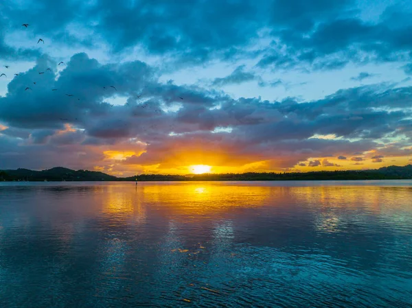 Воздушный Восход Солнца Над Заливом Дождевыми Облаками Вай Вае Центральном — стоковое фото