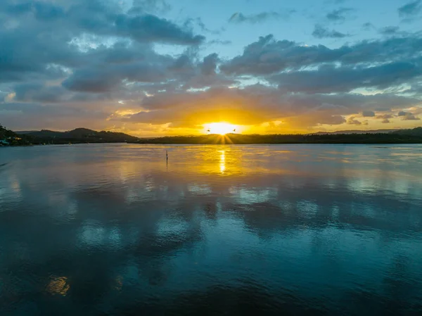 Воздушный Восход Солнца Над Заливом Дождевыми Облаками Вай Вае Центральном — стоковое фото
