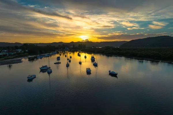 澳大利亚新南威尔士州中部海岸Woy Woy海滨的日落和船只 — 图库照片