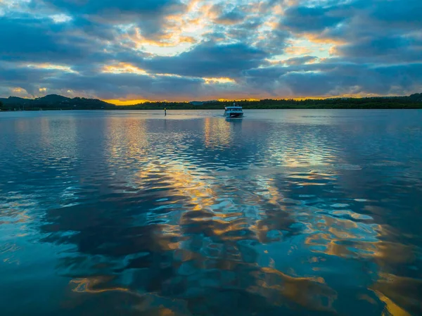 Körfezin üzerinde bulutlarla birlikte havadan gün doğumu Orta Sahildeki Woy Woy 'da, NSW, Avustralya.