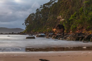 Umina Point 'te sonbahar gündoğumu, Umina Sahili' nde Umina Sahili, NSW, Avustralya.