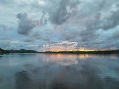 La Nina 'nın Orta Sahilde, NSW' de, Avustralya 'da, Woy Woy' a bolca yağmur ve bulut getirmeye devam ettiği havadan gün doğumu manzarası..