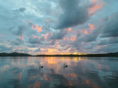 La Nina 'nın Orta Sahilde, NSW' de, Avustralya 'da, Woy Woy' a bolca yağmur ve bulut getirmeye devam ettiği havadan gün doğumu manzarası..