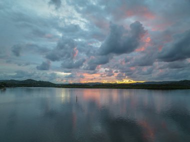 La Nina 'nın Orta Sahilde, NSW' de, Avustralya 'da, Woy Woy' a bolca yağmur ve bulut getirmeye devam ettiği havadan gün doğumu manzarası..