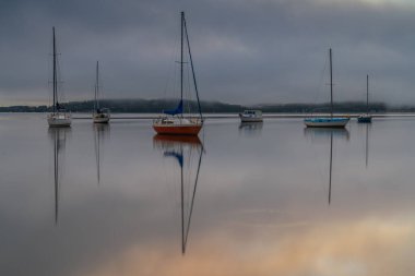 Brisbane üzerinde sisli gün doğumu. Couche Park, Koolewong Merkez Sahili, NSW, Avustralya..