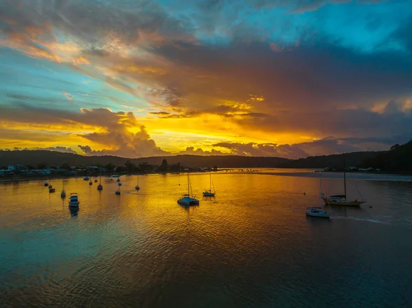 Hübscher Himmel Bei Sonnenaufgang Über Dem Kanal Ettalong Beach Der — Stockfoto