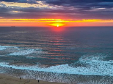 Avoca Lagoon 'un Avoca Sahili' nde NSW, Avustralya 'da pembe ve mavi bir hava gündoğumunun gölgeleri..