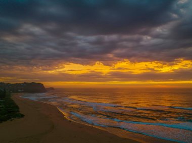 Avoca Lagoon 'un Avoca Sahili' nde NSW, Avustralya 'da pembe ve mavi bir hava gündoğumunun gölgeleri..