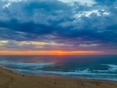 Avoca Lagoon 'un Avoca Sahili' nde NSW, Avustralya 'da pembe ve mavi bir hava gündoğumunun gölgeleri..