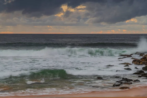 Salida Del Sol Playa Con Nubes Lluvia Killcare Beach Costa — Foto de Stock