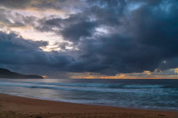 Salida Del Sol Playa Con Nubes Lluvia Killcare Beach Costa — Foto de Stock