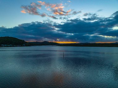 Körfezin üzerinde bulutlarla birlikte havadan gün doğumu Orta Sahildeki Woy Woy 'da, NSW, Avustralya.