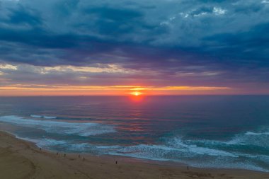 Avoca Lagoon 'un Avoca Sahili' nde NSW, Avustralya 'da pembe ve mavi bir hava gündoğumunun gölgeleri..