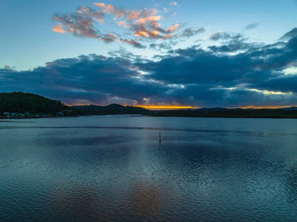 Körfezin üzerinde bulutlarla birlikte havadan gün doğumu Orta Sahildeki Woy Woy 'da, NSW, Avustralya.
