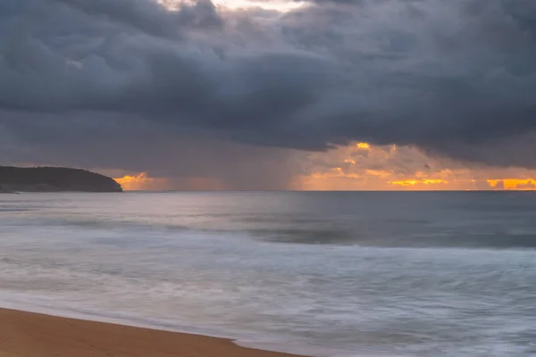 Alba Mare Con Nuvole Pioggia Killcare Beach Sulla Costa Centrale — Foto Stock
